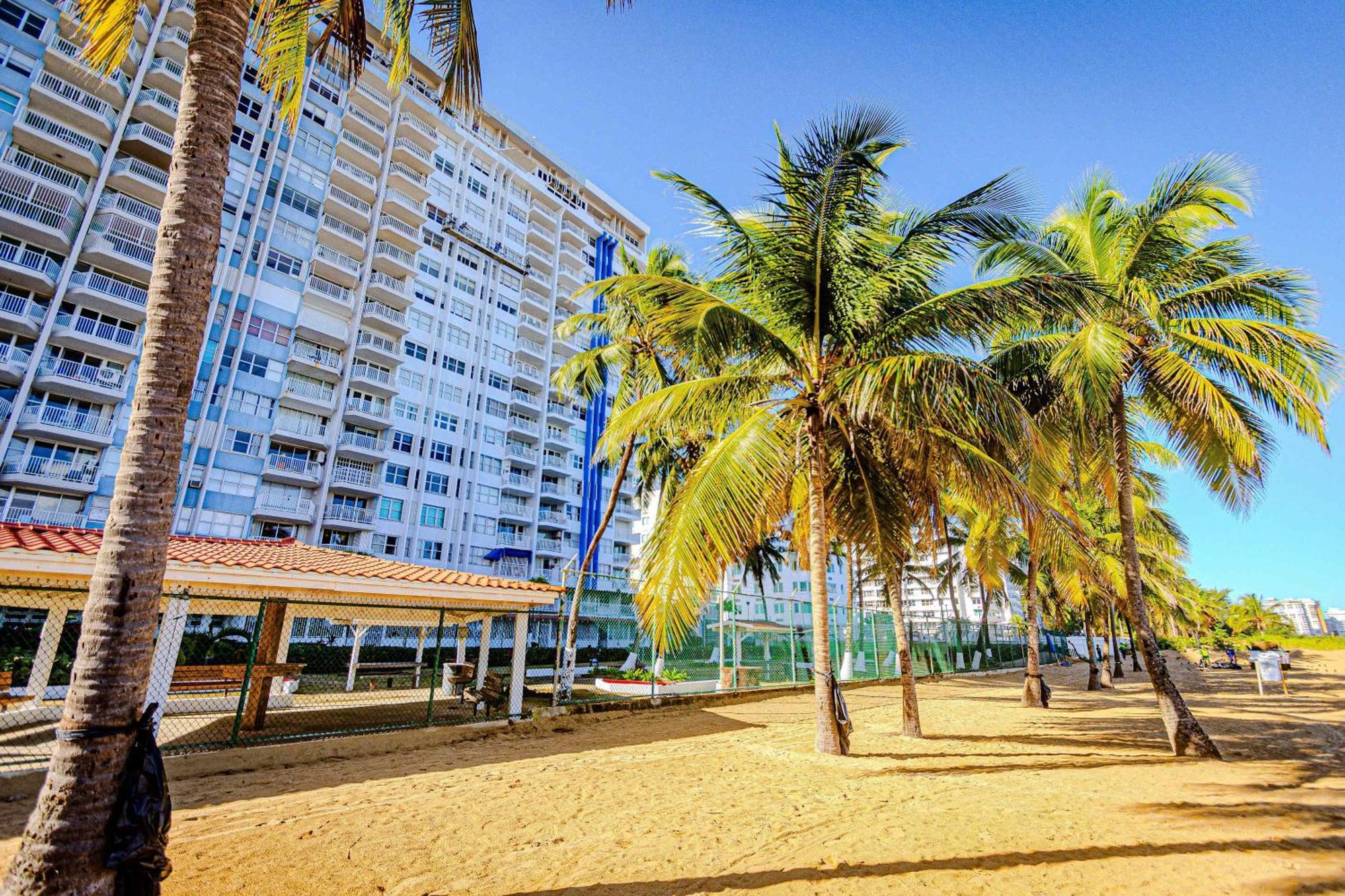 Sunset Paradise Cozy Beachfront Escape - Isla Verde Сан-Хуан Экстерьер фото