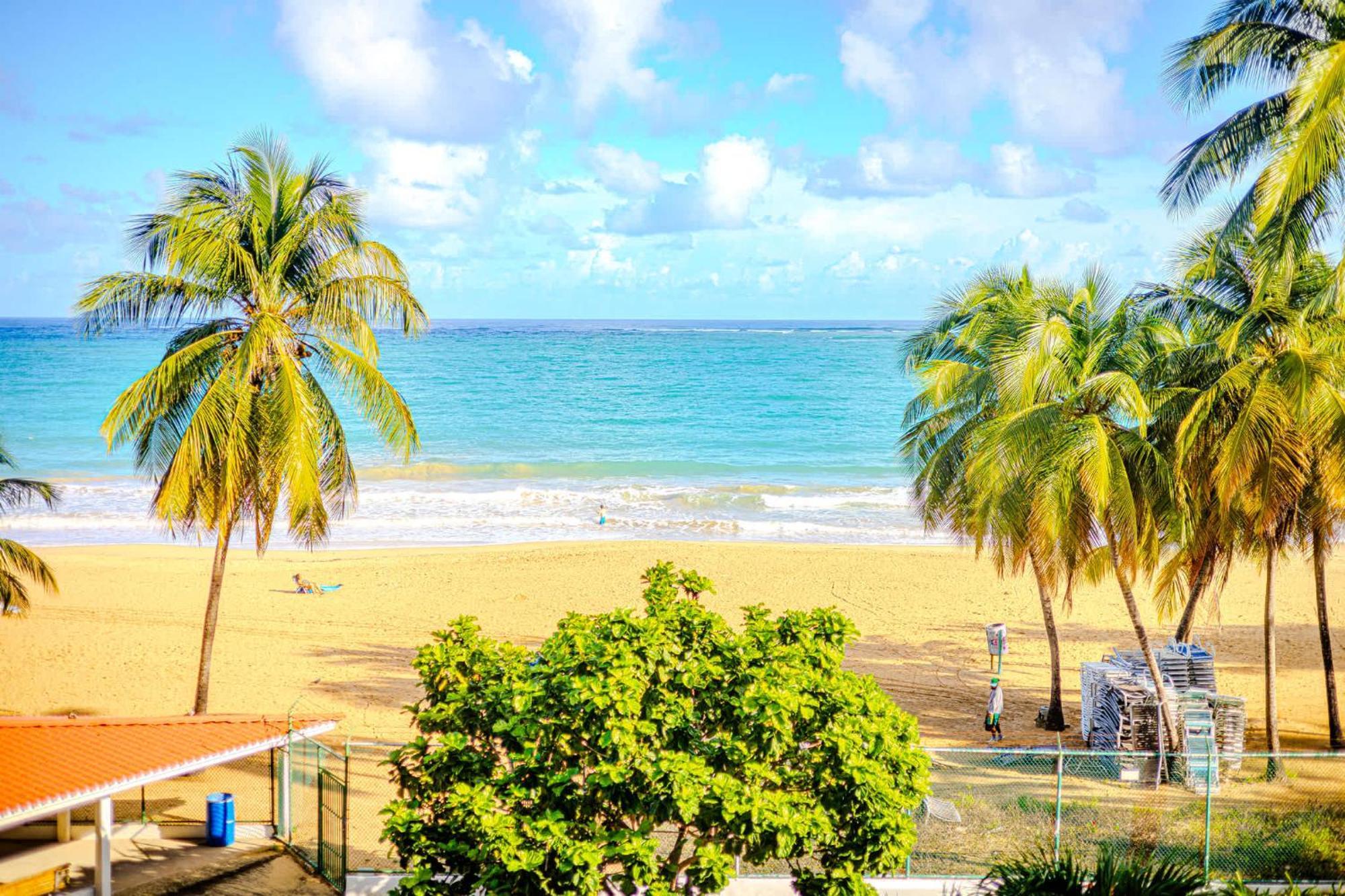 Sunset Paradise Cozy Beachfront Escape - Isla Verde Сан-Хуан Экстерьер фото