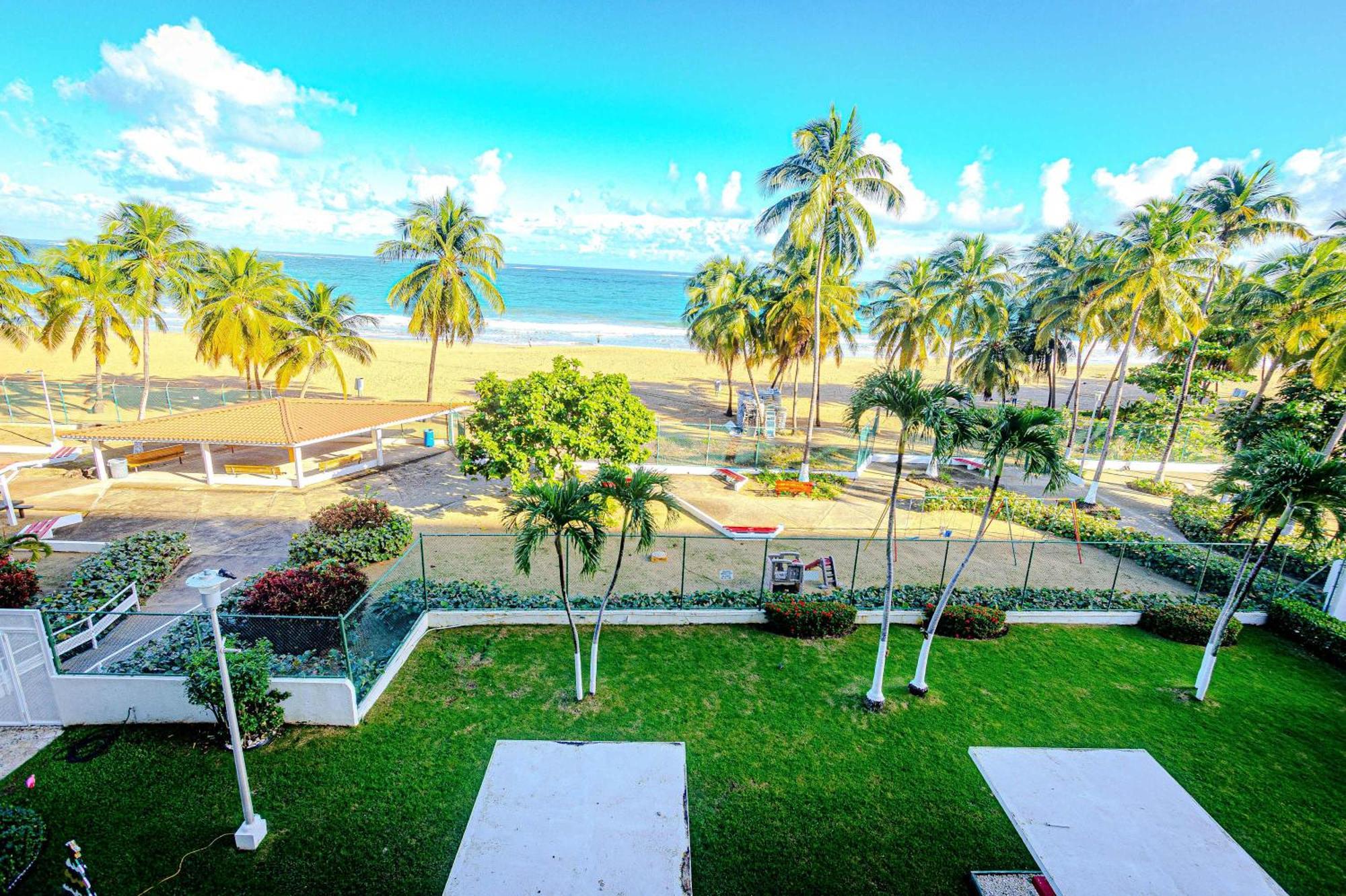 Sunset Paradise Cozy Beachfront Escape - Isla Verde Сан-Хуан Экстерьер фото
