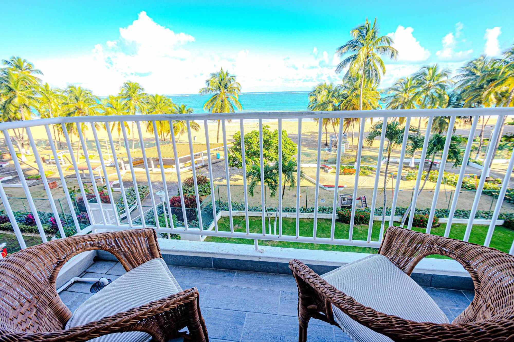 Sunset Paradise Cozy Beachfront Escape - Isla Verde Сан-Хуан Экстерьер фото